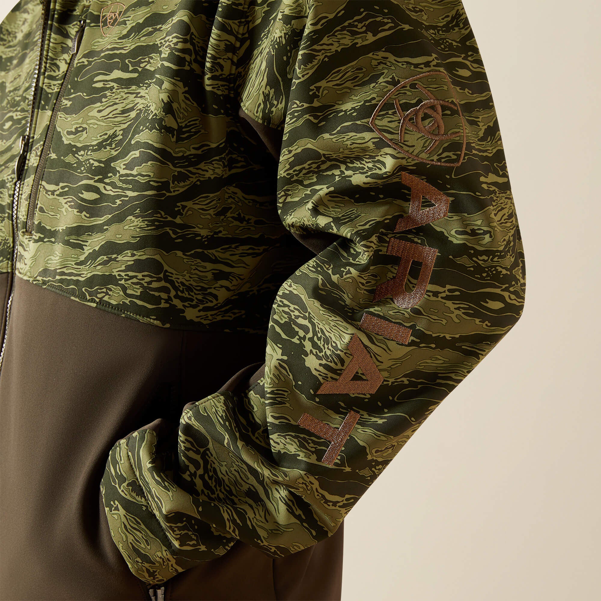 Men Logo Softshell Jacket | Ariat Online