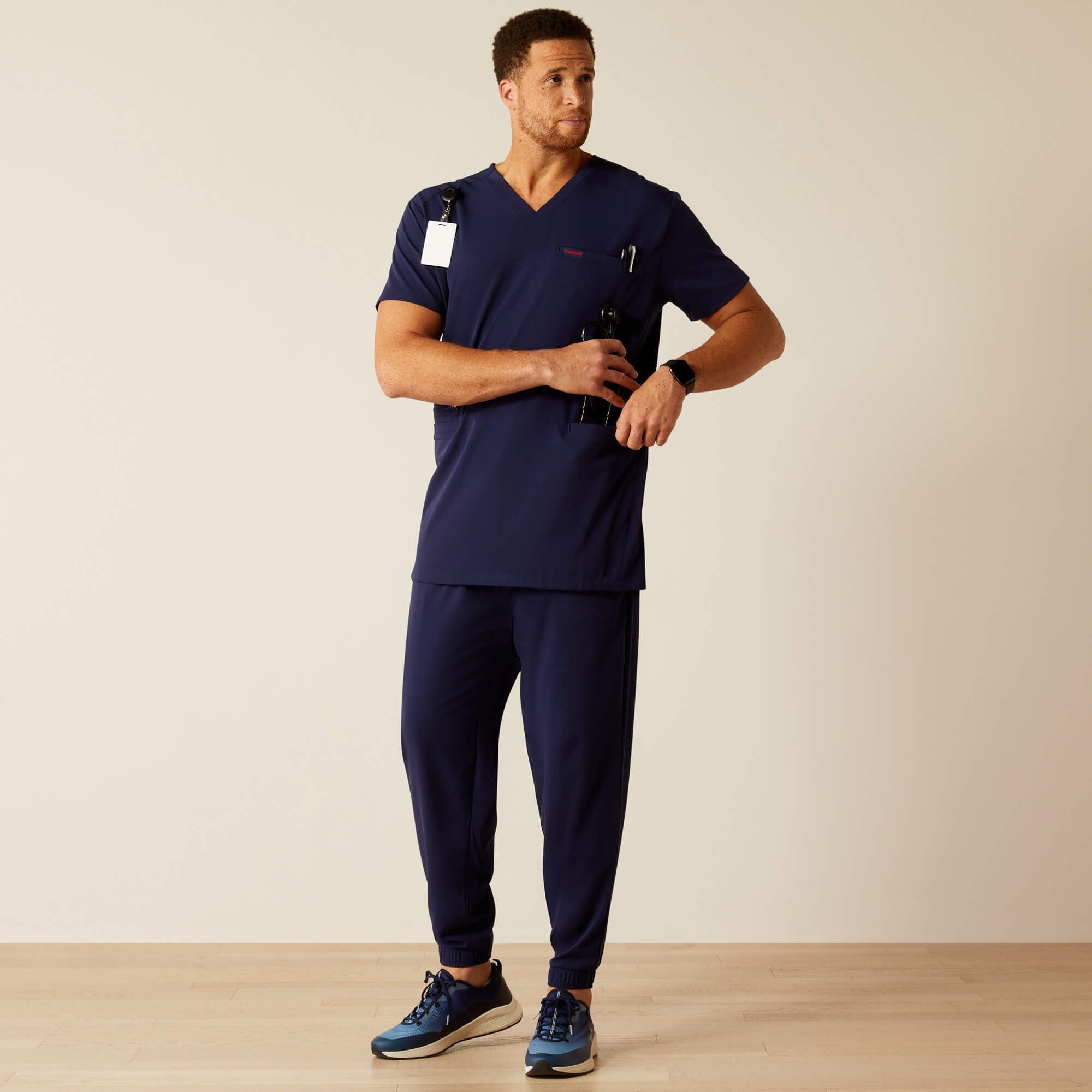 Men Derham 6 Pocket Scrub Top | Ariat us
